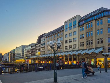 02.09.2025 Hamburg, Almanya. Almanya 'da Hamburg' un merkezinde bir gece, eski bir kasabada bir rathaus ve bir meydan. Yüksek kalite fotoğraf