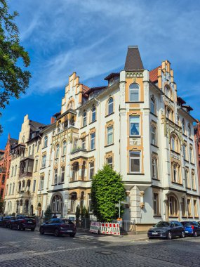 Çarpıcı ve güzel tarihi bir bina, berrak mavi gökyüzüne karşı eşsiz ve büyüleyici bir mimariye sahiptir.