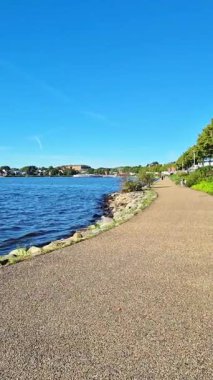 Açık mavi gökyüzü ve sakin denizleri olan deniz manzarası. Yüksek kaliteli HD görüntüler