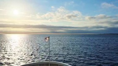 Gün batımında okyanusun nefes kesici manzarasının tadını çıkarın. Yumuşak dalgalar ve canlı renklerle dolu bir tekneden.