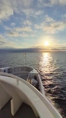 Sakin ve sakin suların ortasındaki bir teknede nefes kesici bir gün batımını izlemek için bir yolculuğa çıkın.