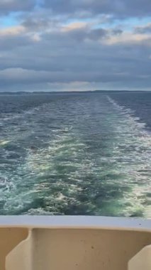 Suyun üzerinde unutulmaz bir feribot yolculuğunun tadını çıkarırken sakin denizleri ve pitoresk gökyüzünü hissedin.