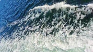 Engin okyanus yüzeyinde zarifçe yuvarlanan canlı dalgaların çarpıcı ve büyüleyici görselleri.