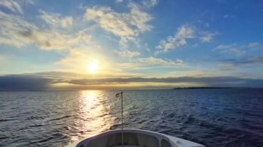 Nefes kesen bir gün batımı. Huzurlu sulara canlı yansımalar sergiliyor. Tüm doğa severler için mükemmel.