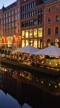 02.09.2025 Hamburg, Almanya. Hamburg 'un gece manzarası çok güzel. Yüksek kaliteli FullHD görüntüler