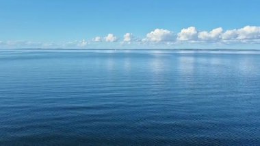 Berrak Gök ve Sakin Deniz 'le Mavi Deniz, Tatil ve Seyahat. Yüksek kaliteli FullHD görüntüler