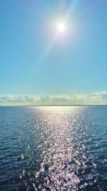 Sakin suların güneş ışığını yansıtan çarpıcı görüntüsü derin bir huzur ve sükunet hissi uyandırıyor.