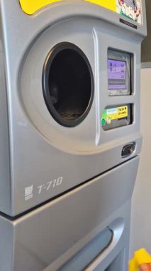 Bir kullanıcı T710 geri dönüşüm makinesiyle çalışır ve atık imhası için doğru yöntemleri etkili bir şekilde gösterir