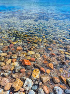 Kristal berrak suların dingin güzelliğini keşfedin. Yüzeyin altında canlı, renkli taşlar ortaya çıkarır.