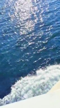 Muhteşem güneş ışığı okyanusların parıldayan yüzeyini güzelce yansıtırken dalgalar zarafetle dalgalanır.