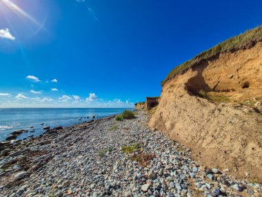 Nefes kesici bir uçurum, kayalık bir plaj ve güzel sahil şeridinde berrak mavi bir gökyüzü deneyebilirsiniz.