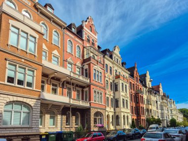 Canlı bir şehir manzarası güzel detaylı tarihi binaların çarpıcı bir koleksiyonunu gözler önüne seriyor.