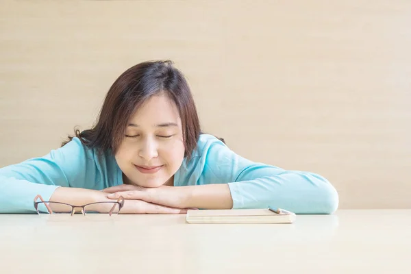 Donna Asiatica Dormire Sdraiato Sulla Scrivania Con Viso Felice Nel — Foto Stock