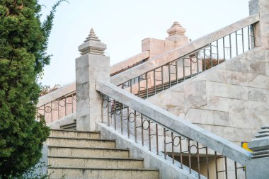 Binanın güzel mermer taş merdivenle