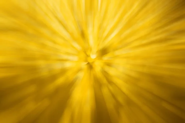 Su damlası ön cam, soyut bulanık sarı ışık — Stok fotoğraf