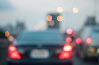 Akşam arka planda soyut ışık bokeh ile yolda araba Hareket bulanıklığı