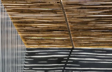 Gün ortası doku arka planda güneş ışığı altında banyo Closeup köşesi