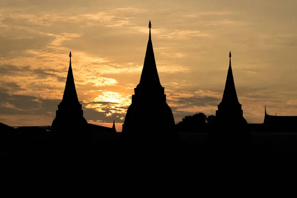 Silhouette,blurry,art tone of temple with beautiful evening sky — Stock Photo, Image