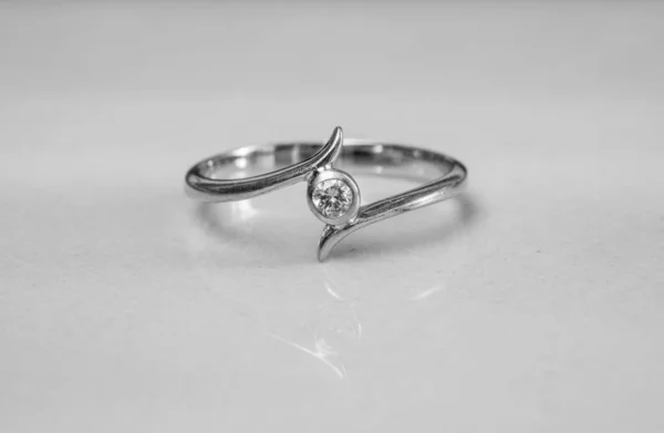 在黑色和白色色调的模糊大理石地板背景上特写镜头旧钻石戒指 — 图库照片
