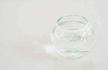 Gri mermer taş zemin arka plan üzerinde su ile Closeup cam bardak