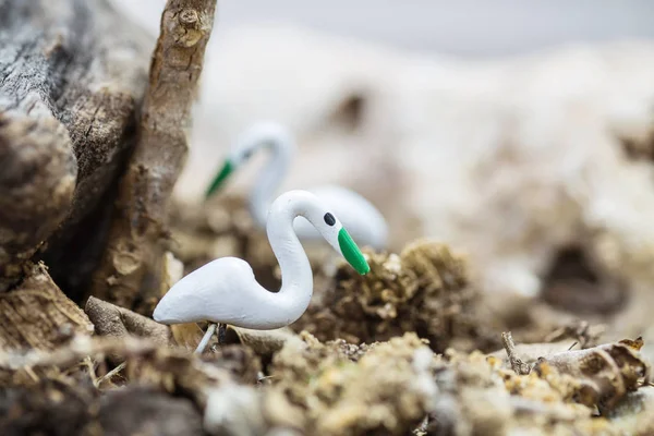 Closeup Pequeno Pássaro Branco Madeira Para Decorar Vaso Flores Fundo — Fotografia de Stock