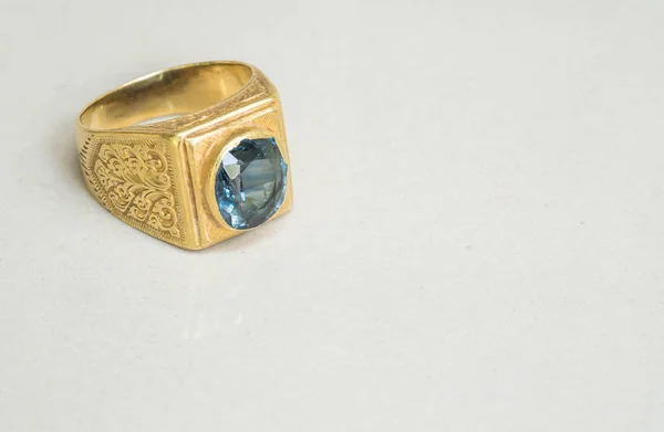 Anillo Guijarro Azul Antiguo Primer Plano Sobre Fondo Textura Piso —  Fotos de Stock