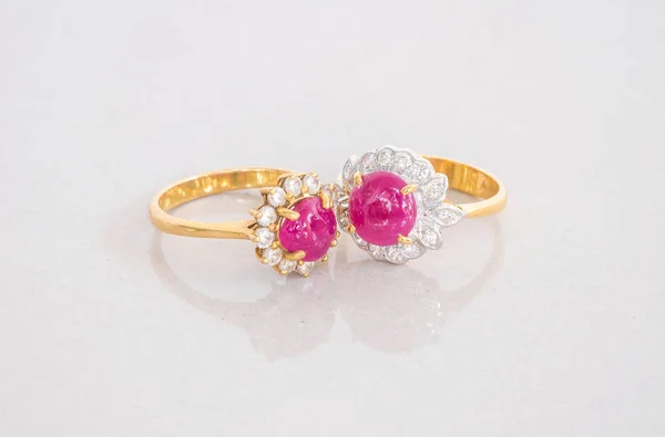 Close Mooie Roze Pebble Ringen Wazig Grijze Marmeren Stenen Vloer — Stockfoto