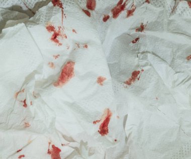 Tuvalet kağıdı arka plan üzerinde kurutulmuş kan