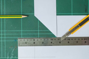 Kesici, ahşap kalem ve cetvel eski yeşil kauçuk ped arka plan