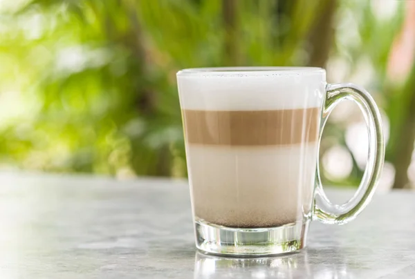 Café Vidrio Sobre Borrosa Silla Mármol Fondo Bokeh Árbol Verde — Foto de Stock