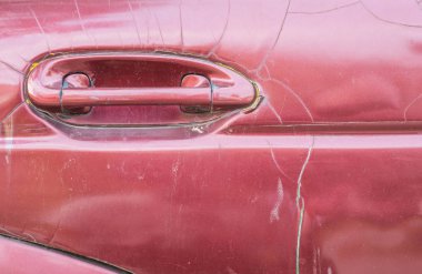 Eski kırmızı araba dokusu arka planının yakın yüzey kolu
