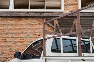 depo arka tuğla duvarlı pikap kamyon