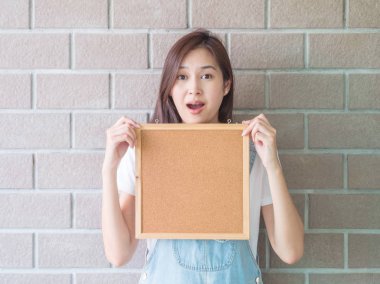 Mantar ile Asyalı kadın yönetim kurulu el ile heyecanlı yüz