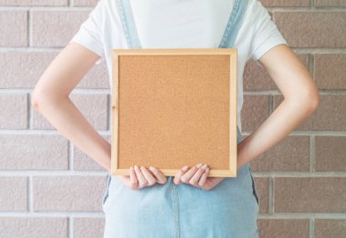 Arka daki kadının elinde closeup mantar tahtası