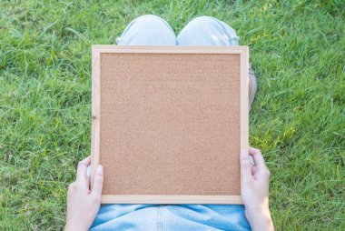 Çim zemin üzerinde yalan kadın vücudunda Closeup mantar kurulu