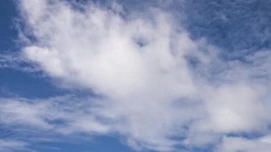 Mavi gökyüzünde beyaz kabarık bulutların hızlandırılmış klibi