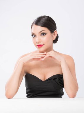 Güzellik modeli kız mükemmel makyaj beyaz bitti izole kamera bakıyor. Beyaz arka planda siyah saçlı çekici genç kadın portresi. Güzel kadın yüzü ile temizleyin taze cilt