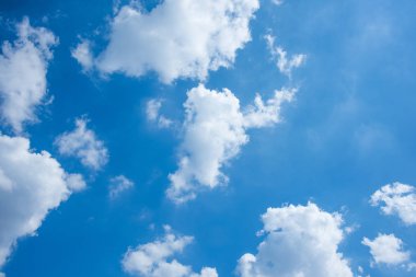 Beyaz bulutlar gündüz ile mavi gökyüzü