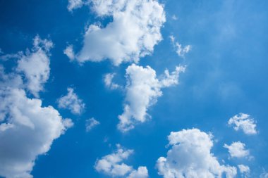 Beyaz bulutlar gündüz ile mavi gökyüzü