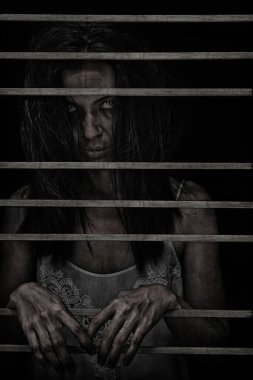 Korku sahne bir kadın siyah sahip uzun saç hayalet Cadılar Bayramı karanlık kafes Lirası odasında