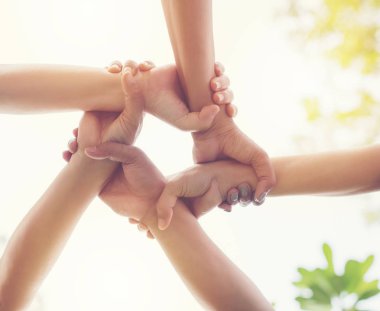 Ekip çalışması kavramı, birlik çalışmalarında. Birlikte el, stilleri çeşitli odak grupları seç.