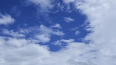 Mavi gökyüzünde beyaz kabarık bulutların hızlandırılmış klibi