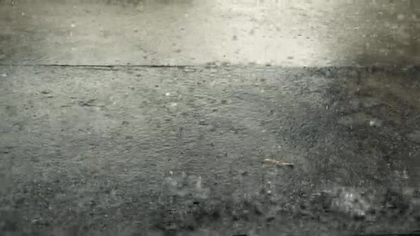 Closeup Tiro Chuva Pesada Estrada — Vídeo de Stock