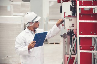  Genç adam beyaz üniforma makine ekipman deposu Fabrikası'nda kontrol