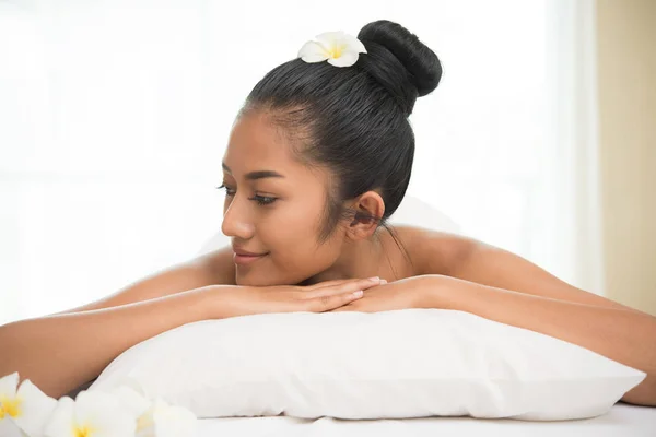 Bella Giovane Donna Ottenere Spa Massaggio Salone Fiore Bianco Sulla — Foto Stock