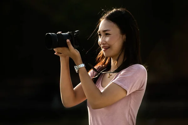 Mujer Asiática Mirando Través Fotos Cámara Para Comprobar Calidad Las — Foto de Stock
