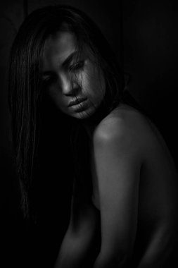 seksi girl.erotic siyah beyaz portre karanlıkta güzel Asyalı kadın