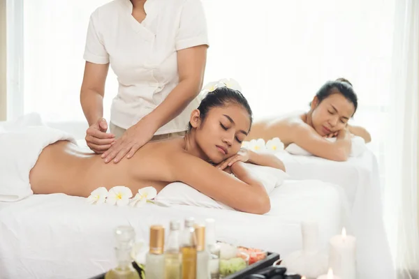 Due Bella Giovane Donna Ottenere Spa Massaggio Salone Bianco Fiore — Foto Stock