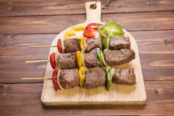 Fechar Carne Churrasco Com Pimenta Doce Cebola Tábua Corte Madeira — Fotografia de Stock