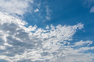 Mavi gökyüzü bulutlar günbatımı zamanı ile